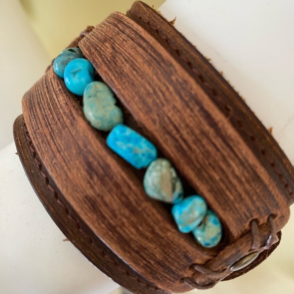 NWT LEATHER CUFF🎉🎉 - Picture 4 of 9